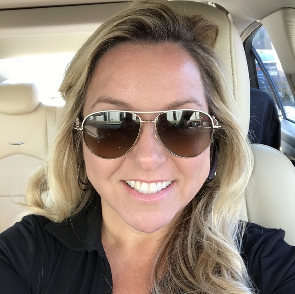 Meet your Posher, Debbie - Picture 2 of 2